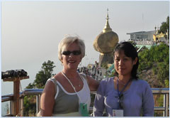 Mme Win et une touriste devant Le Rocher d'Or